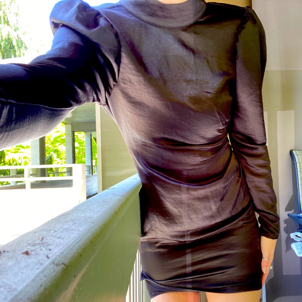 Sleek long sleeve dress with shoulder pads 🖤💃🏽